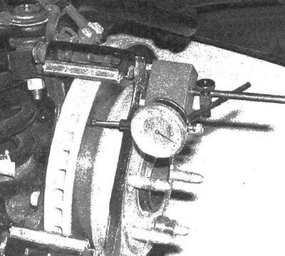 5.4а. Воспользовавшись измерителем с индикатором стрелочного типа, проверьте биение диска,…