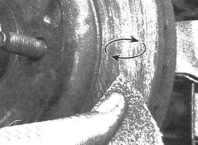 5.4b. Осуществляя круговые движения, отшлифуйте поверхность диска наждачной бумагой