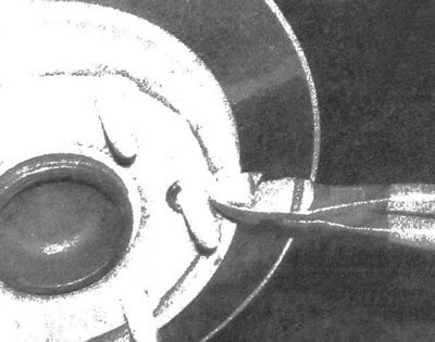 5.7. При необходимости разрежьте и снимите шайбы фиксации диска (в ходе последующей сборки нет…