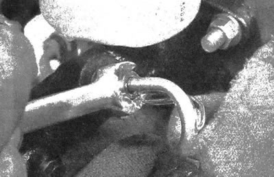 6.16. Необходимо привлечь ассистента, который выжмет и зафиксирует в данном положении тормозную…