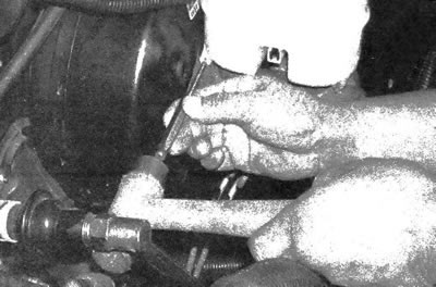 6.19. Выбейте роликовые штифты, которыми бачок крепится к главному цилиндру