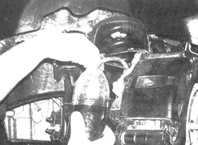 8.8. При прокачке тормозной системы один конец шланга подсоединяется к стравливающему штуцеру…