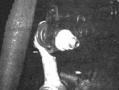 4.2. Открутите гайки и отсоедините серьги от стабилизатора