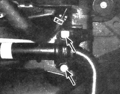 4.3. Выкрутите зажимные болты и снимите стабилизатор поперечной устойчивости с автомобиля