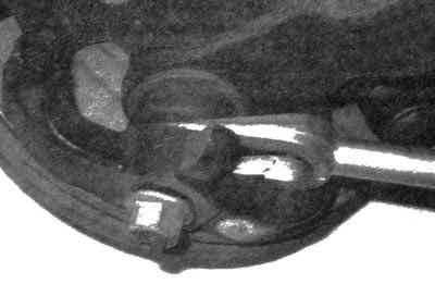 6.4. Отсоедините нижнюю шаровую опору от поворотного кулака