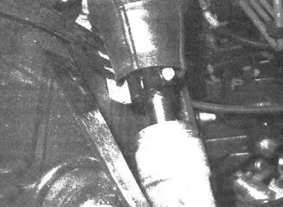 21.3. Одврните затезни вијак који се налази на доњем крају међувратила