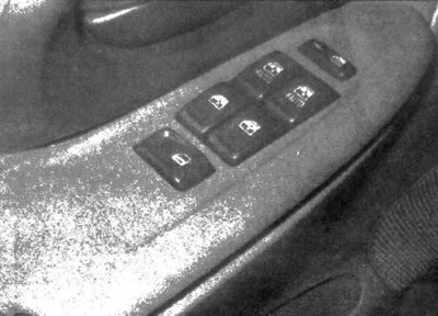 15.2. Подденьте блок переключателей стеклоподъемников и отсоедините электроразъемы