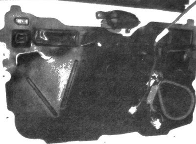 15.6. Аккуратно оттяните от двери влагоизоляционный щит, не допуская его разрыва