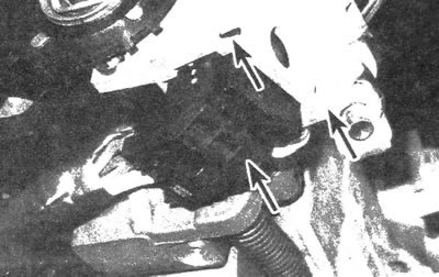 9.5а. Снимите электрический элемент выключателя зажигания (отмечен нижней стрелкой) поддев его…