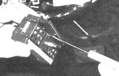 9.5b. Отсоедините от разъема,расположенного на перегородке кузова, разъемы выключателя указателей…