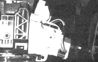9.5с. Поверните разъем противоугонной системы на 90°, затем отсоедините установочную направляющую и…