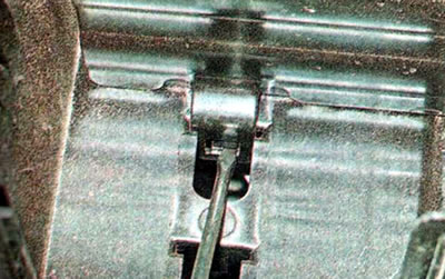 8. Користећи одвијач са прорезом, притисните браву...