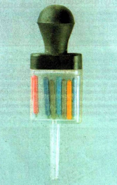 Для измерения плотности электролита или охлаждающей жидкости также используется ареометр, в котором…