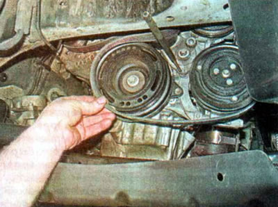 4. Скините помоћни погонски каиш.