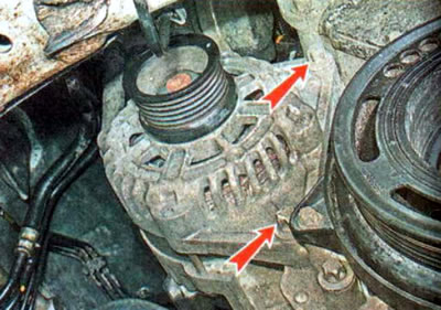 9. Користећи TORX E14 кључ, одврните два вијка за монтажу и уклоните генератор.