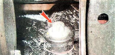 5. Користећи TORX E14 кључ, одврните монтажни вијак и уклоните сензор.