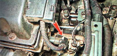 3. Сдвигаем назад замок фиксатора...