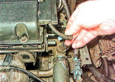 ...нажимаем фиксатор и отсоединяем колодку проводов от датчика положения распределительного вала.