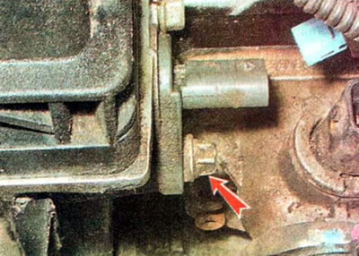 5. Ключом TORX Е10 отворачиваем болт крепления и извлекаем датчик из отверстия.