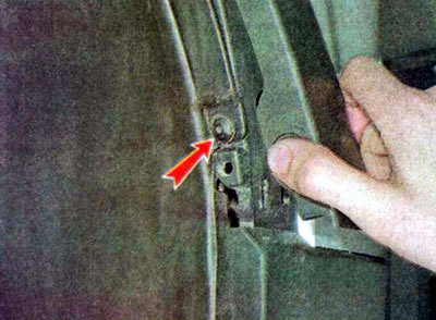8. Користећи TORX T20 кључ, одврните два завртња: један се налази испод украсног оквира лука...