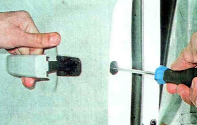 10. Користећи TORX T20 кључ, одврните завртањ за причвршћивање...