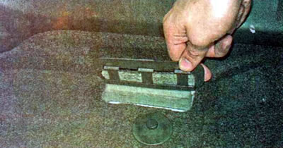 Для доступа к нему отодвигаем переднее пассажирское сиденье максимально назад и поднимаем крышку.