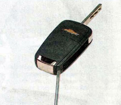 1. При помощи тонкой шлицевой отвертки...