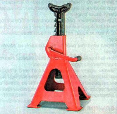 Не начинайте работу, если автомобиль поднят только на домкрате, используйте надежные подставки…