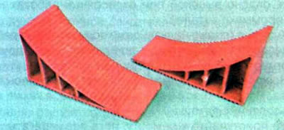 Если автомобиль стоит на домкрате, нельзя садиться в него, снимать двигатель и другие тяжелые…