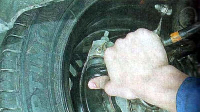 10. Проверите стање спојева крајева кормила.