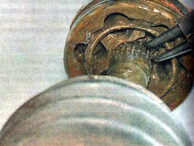 6. Користећи клешта за осигураче, олабавите осигурач и уклоните спољни зглоб са вратила.