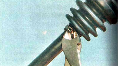 2. Уклоните стезаљке које држе заштитни поклопац (види горе).