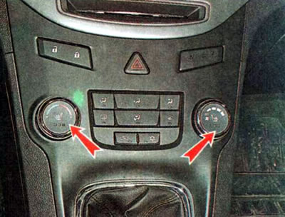 В автомобиле предусмотрено два раздельных сиденья для водителя и переднего пассажира, одно общее…