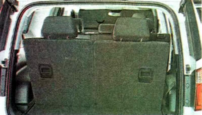 Аналогично поднимаем спинку левого сиденья.