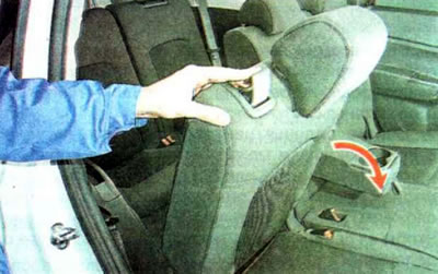 Для посадки пассажиров на сиденья третьего рядя, поднимаем фиксатор правой части спинки второго…