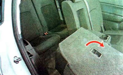 После этого сиденье автоматически поднимется вверх и его можно будет откинуть вперед.