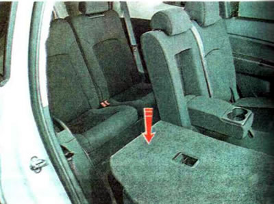 Для перевозки багажа и длинномерных предметов нужно сложить спинку второго ряда сидений. Для этого,…