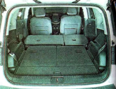 Аналогично складываем левую часть спинки и сиденья третьего ряда (если разложены).