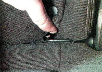 Всего предусмотрено четыре нижних крепления, расположенных между подушкой и спинкой центрального…