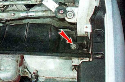 3. Ключом на 10 мм отворачиваем болты крепления поперечины моторного отсека (по одному с правой и…