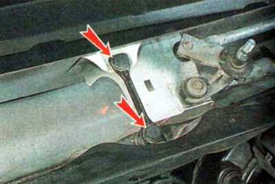 4. С помощью шлицевой отвертки извлекаем два держателя и снимаем перемычку в центральной части.