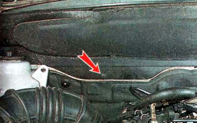 5. Аналогично отсоединяем держатели с правой...