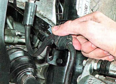 12. Отсоединяем от кронштейна амортизаторной стойки тормозной шланг.