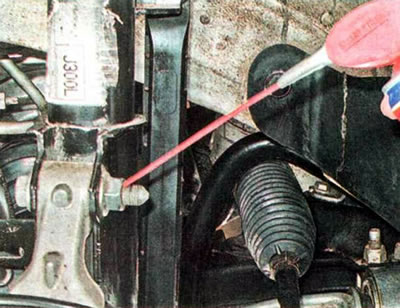 13. Очищаем от грязи гайки болтов крепления поворотного кулака к амортизаторной стойке и…