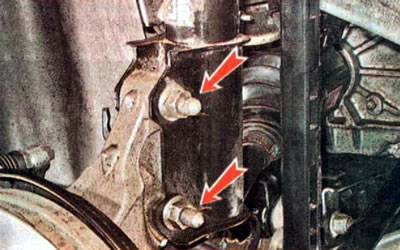 14. Ключом на 18 мм отворачиваем две гайки...