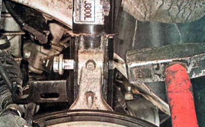 ...и с помощью молотка выбиваем болты.