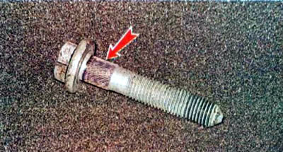 Замечание. Болты крепления поворотного кулака имеют шлицевую часть, что позволяет им не…