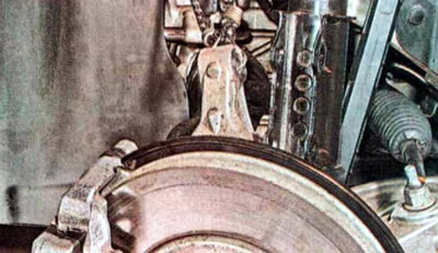 15. Отсоединяем поворотный кулак от стойки и закрепляем его на кузове.