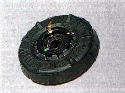 25. Проверяем целостность и исправность всех элементов амортизаторной стойки — прокладки нижней…