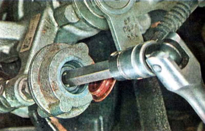 4. Користећи TORX T30 кључ, одврните амортизер, држећи завртањ уврнут у вођицу чељусти кључем од 13…